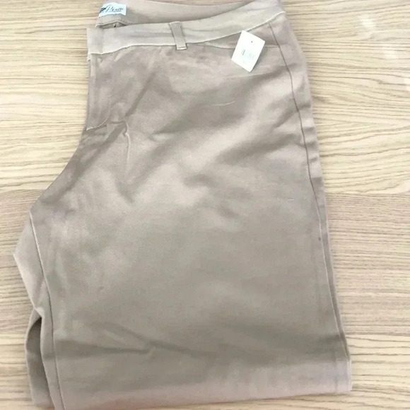 🆕Old Navy Cropped Stretchy Khaki Pants 16  🆕 - Picture 3 of 8